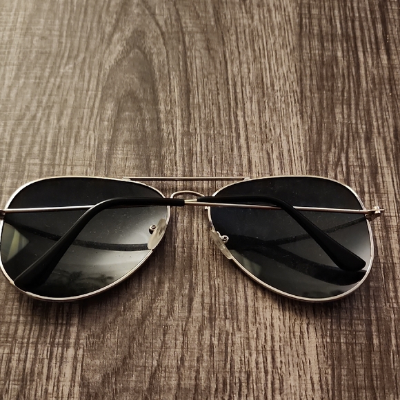 Stylish Silver Aviator Sunglasses - Picture 3 of 3